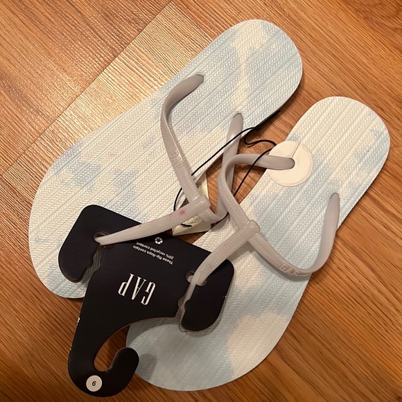 Gap Flip Flops - Picture 1 of 1